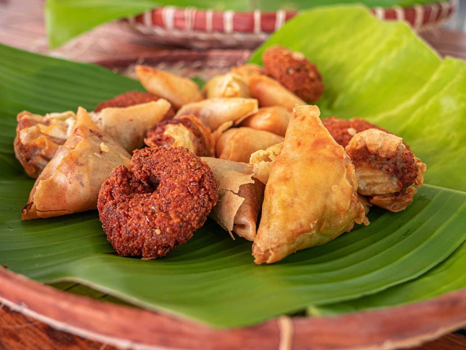 Samoussas et accras préparés par Michou